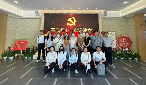 一群人站在台上

AI 生成的内容可能不正确。